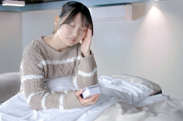 寝過ぎて頭痛い｜睡眠時間の“長さ”が招くズキズキ痛とその対策ガイド - 整体ステーション